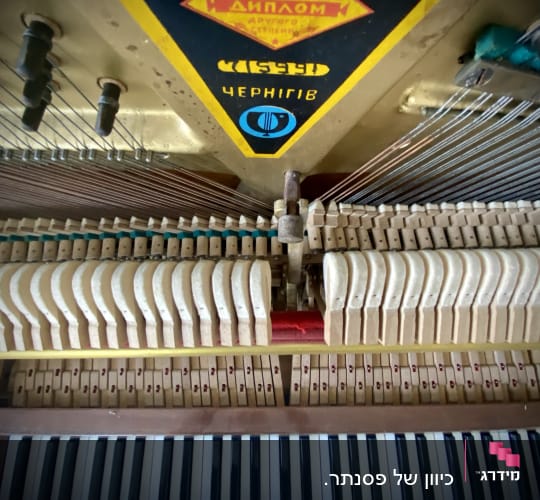 מנגנון פנימי של פסנתר עם מקשים ופטישים